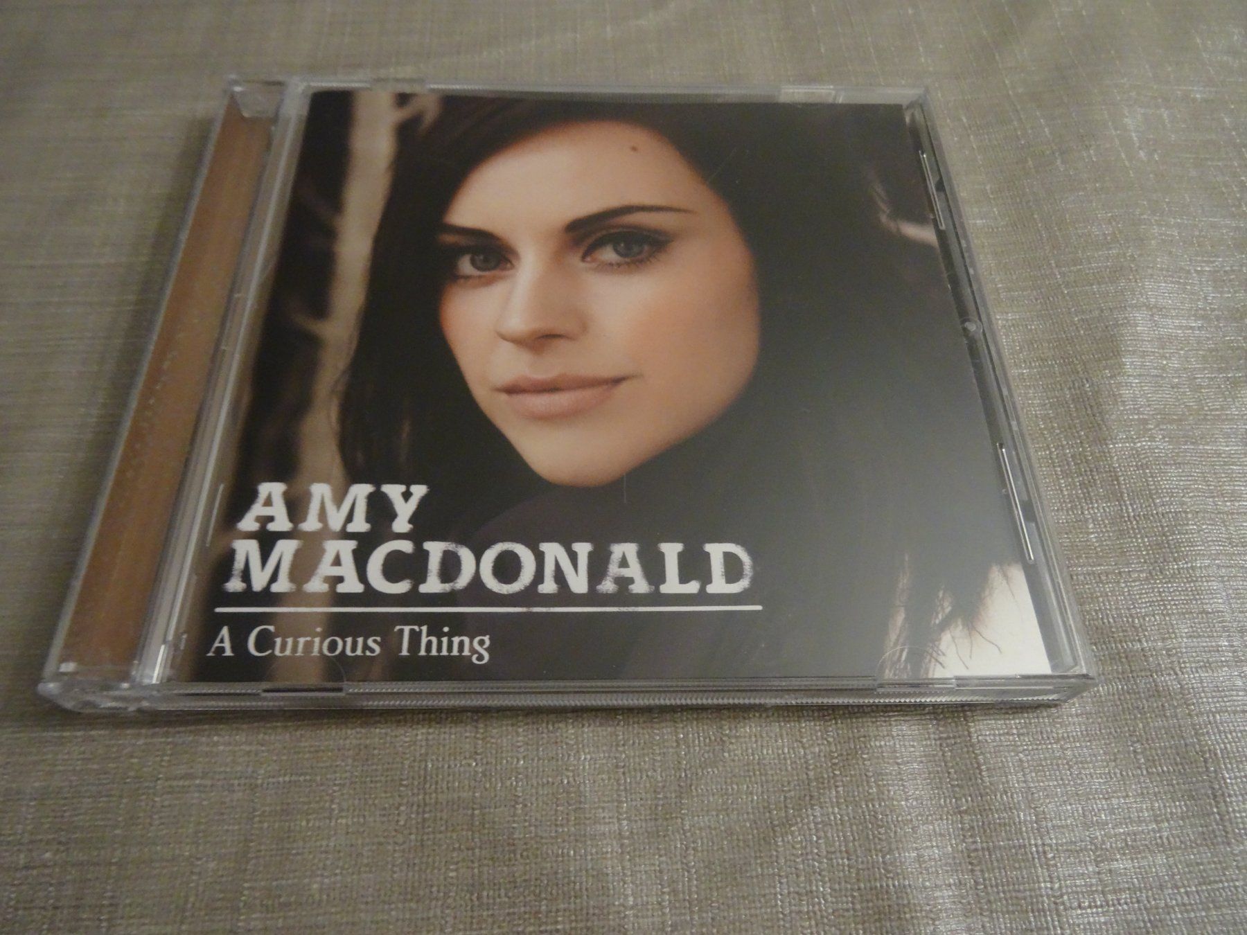 CD: Amy Macdonald - A Curious Thing - CD – Usato da Olten venduto da Disc-Ausverkauf