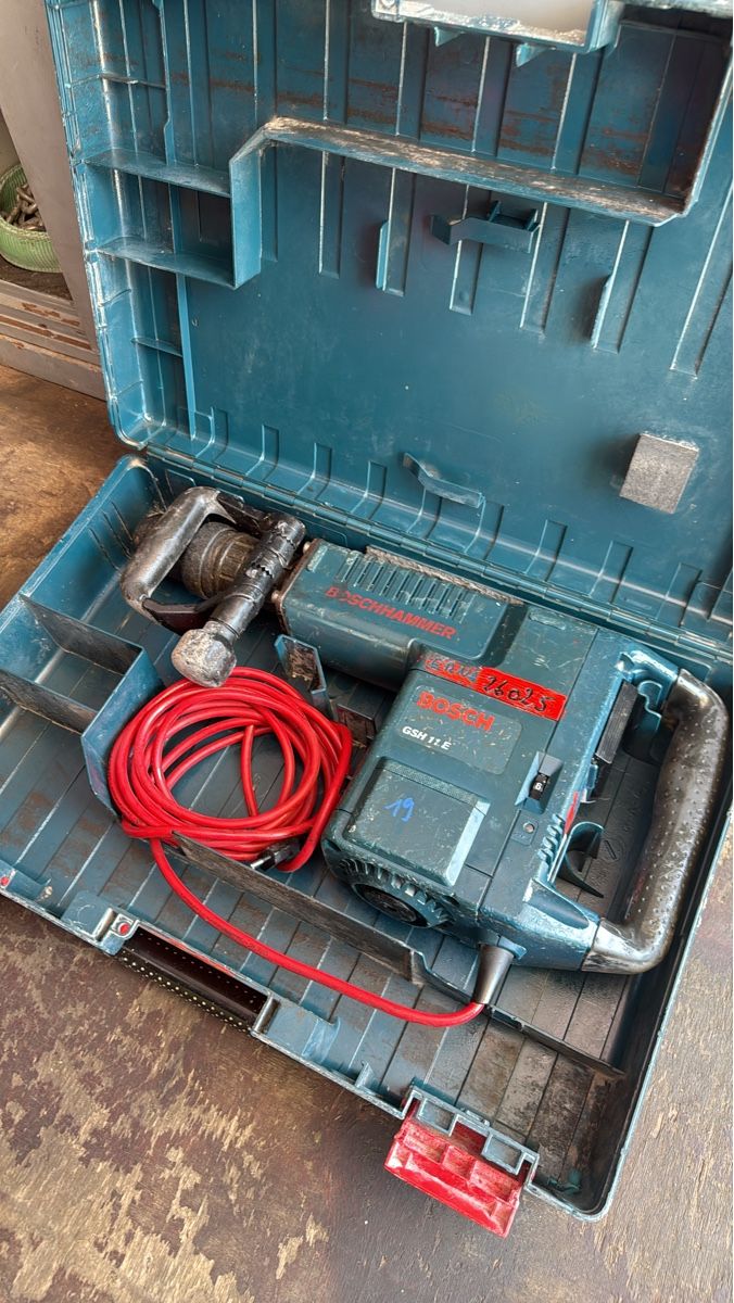 Bosch Tous les outils: BOSCH GSH 11 E Spitzhammer mit Koffer – D'occasion à Zofingen par merc212