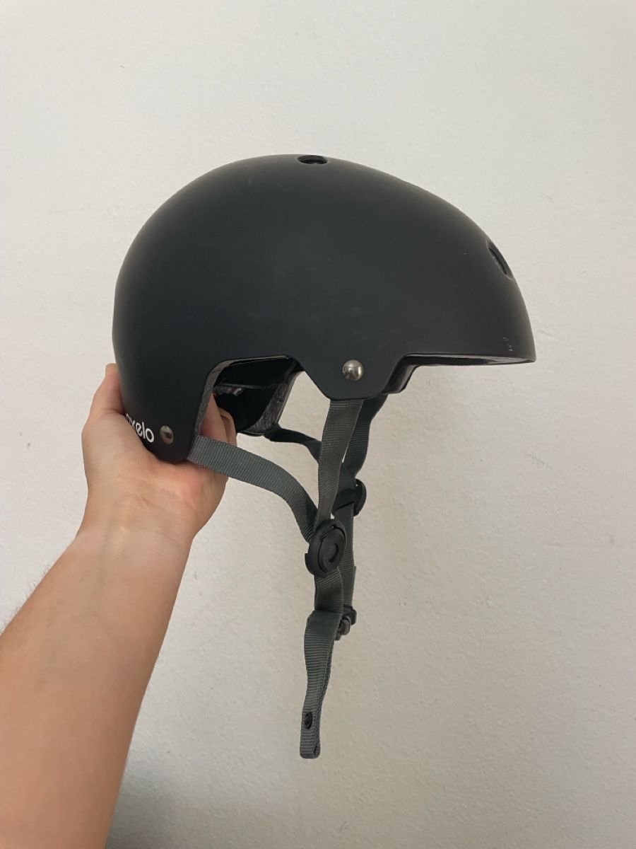 Helme: Schwarzer Velo Helm gut erhalten – Gebraucht aus Zürich von Carlajimena