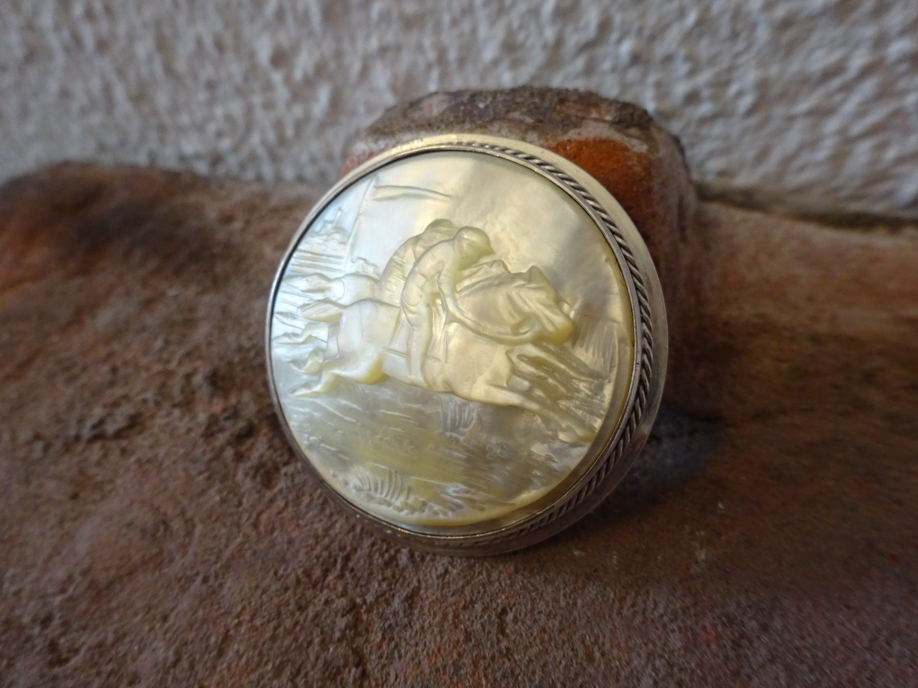 Spille & Fermagli: Brosche Pferd Derby Perlmutt / Silber – Usato da Esslingen venduto da FetteSchnecke 3