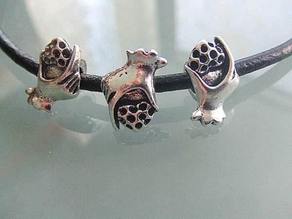 Perle (finte): Metallperle   -- Hand mit Herz -- – Nuovo (secondo la descrizione) da Alpnachstad venduto da perlengaby