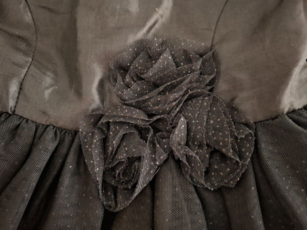H&M Kleider & Röcke: H & M Mädchenkleid schwarz mit Glitzertüll – Gebraucht aus Solothurn von Restwert_SO 3