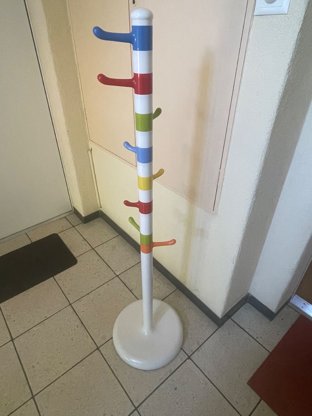Ikea Porte manteau: Ikea krokig Kleiderständer bunt – D'occasion à Dübendorf par rocki07 1