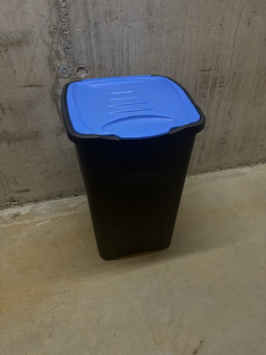 Cestini per rifiuti: Black Rubbish Bin with Blue Lid - Perfect for Spring! – Usato da Zürich venduto da wil_2sm9