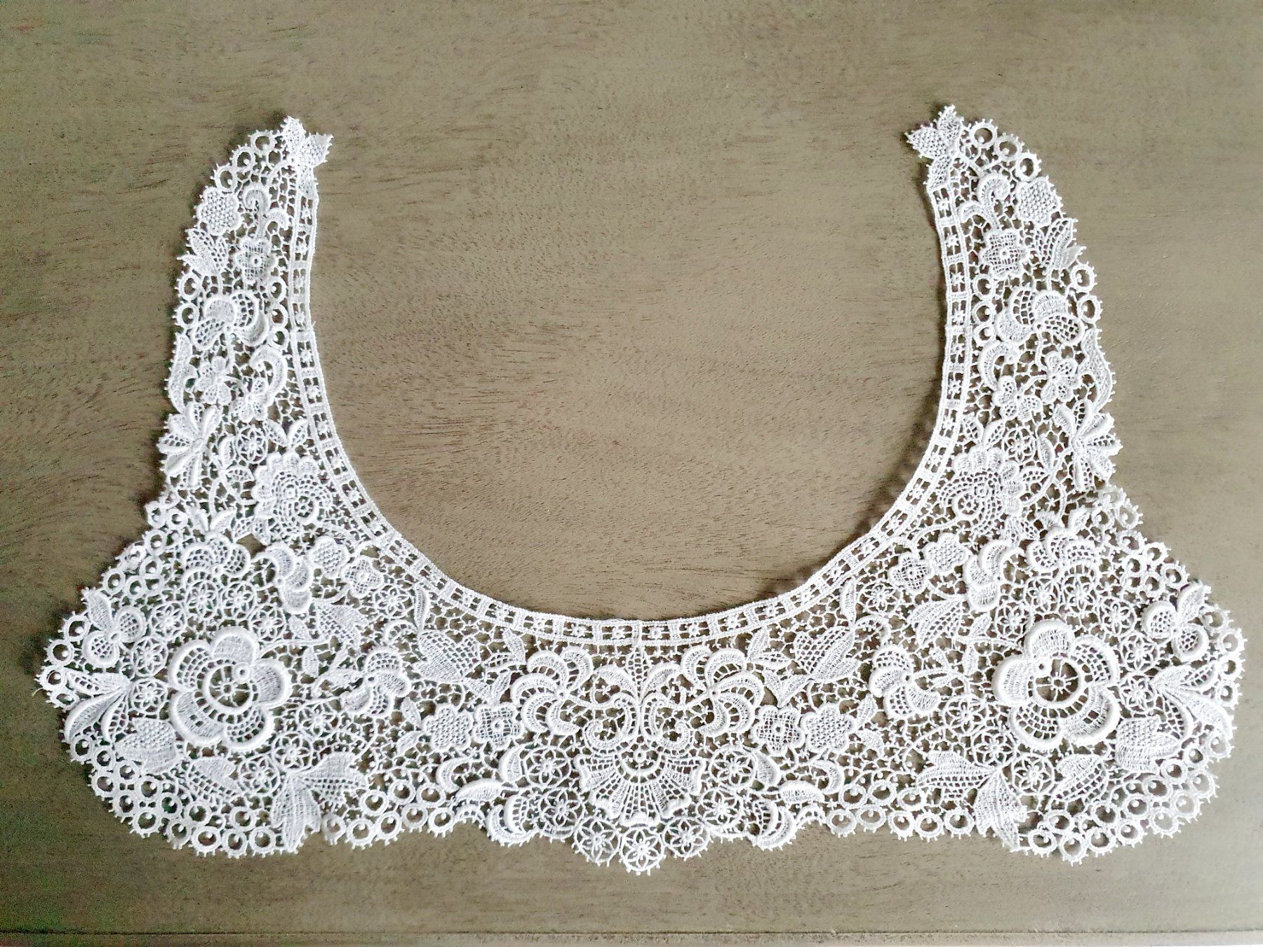 Tessuti: Spitzenkragen mit Blumenmuster, Spitzenbesatz weiss – Nuovo (secondo la descrizione) da Marbach SG venduto da ShabbyChicBrocante