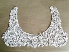 Spitzenkragen mit Blumenmuster, Spitzenbesatz weiss
