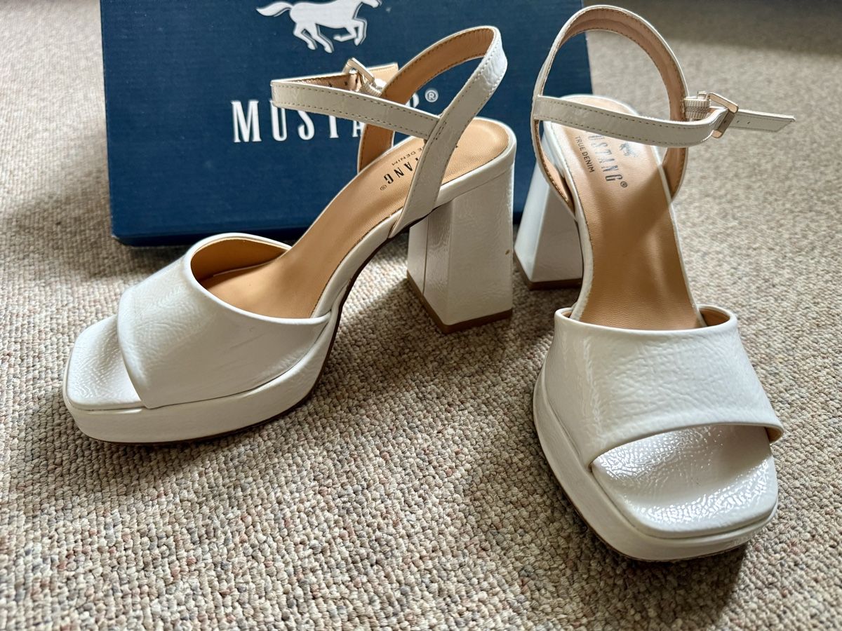 Damenschuhe: Mustang white Sandals – Gebraucht aus Bern von mas_nb2c
