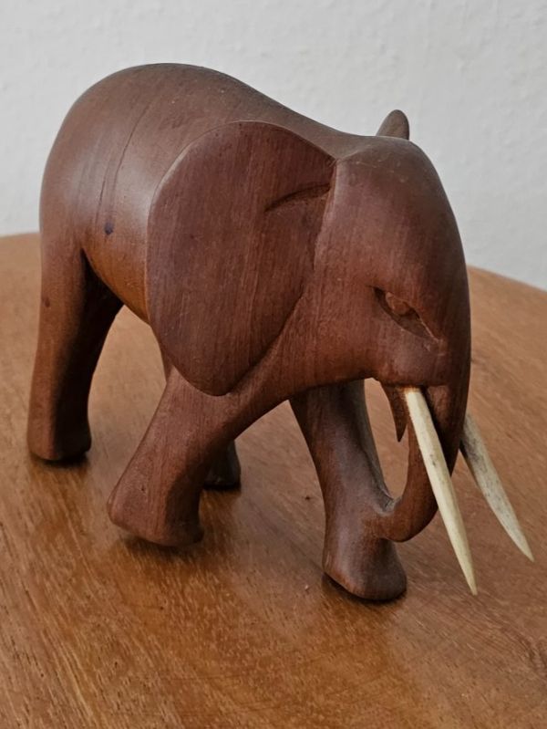 Statuette: Holz-Elefant Teakholz Handarbeit Deko – Usato da Pfäffikon ZH venduto da eric0113
