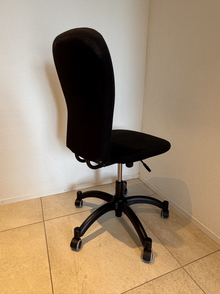 Chaises: Schwarzer Bürostuhl – D'occasion à Birmenstorf AG par muszhao 1