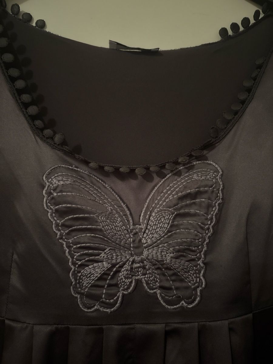 Vestiti: Graues Kleid mit Schmetterling, Gr. M,  ca.80cm lang – Usato da Altendorf venduto da mausi771 1