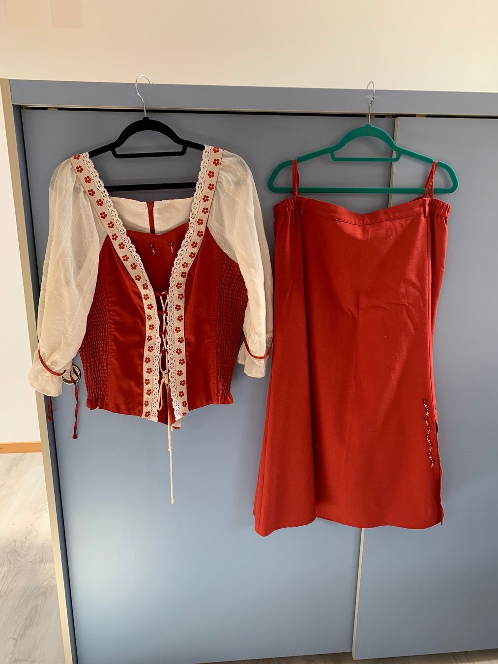 Kostüme: Folklore Dirndl 2 Teiler Gr.48 EU – Neu (gemäss Beschreibung) aus Steinen von Firehorse66