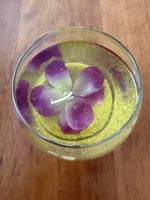 Schwimmkerze Blume in Glas mit gelbem Sand neuwertig