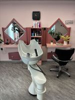 Coiffeur Kundensitzplätze- Mobiliar mit Spiegel