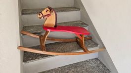 Cavallo a dondolo d'epoca in legno