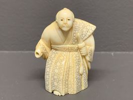 Netsuke Figur eines Samurei Japan Mammut 1.Hälfte 20. Jh