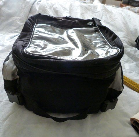 IXS Rucksäcke: IXS Tankrucksack magnetisch, schwarz-grau-rot % – Gebraucht aus Nunningen von Ave51 1