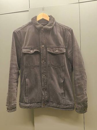 Veste en jeans et polaire noire