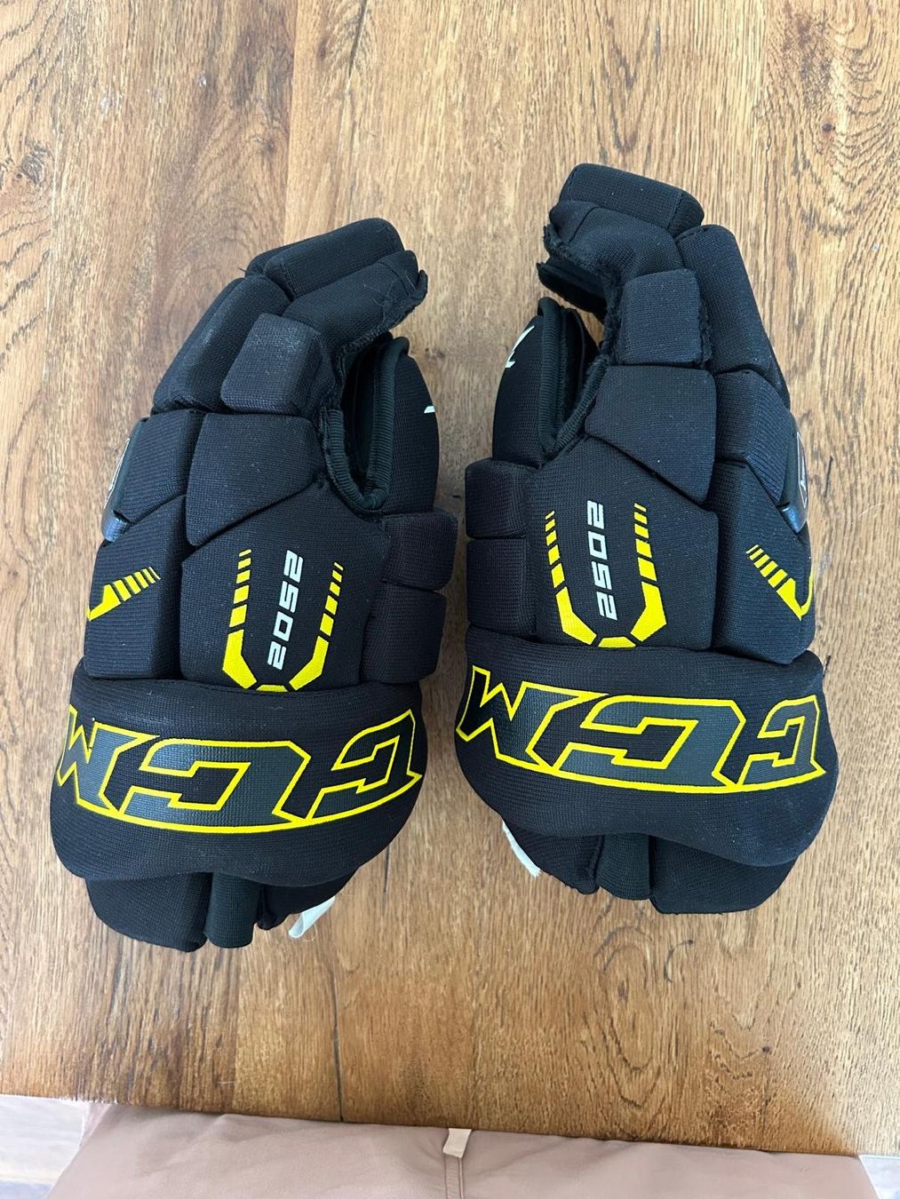 Ccm Altri accessori da uomo: CCM Tack Ice Hockey Gloves - 14" – Usato da Cham venduto da 9inches 1