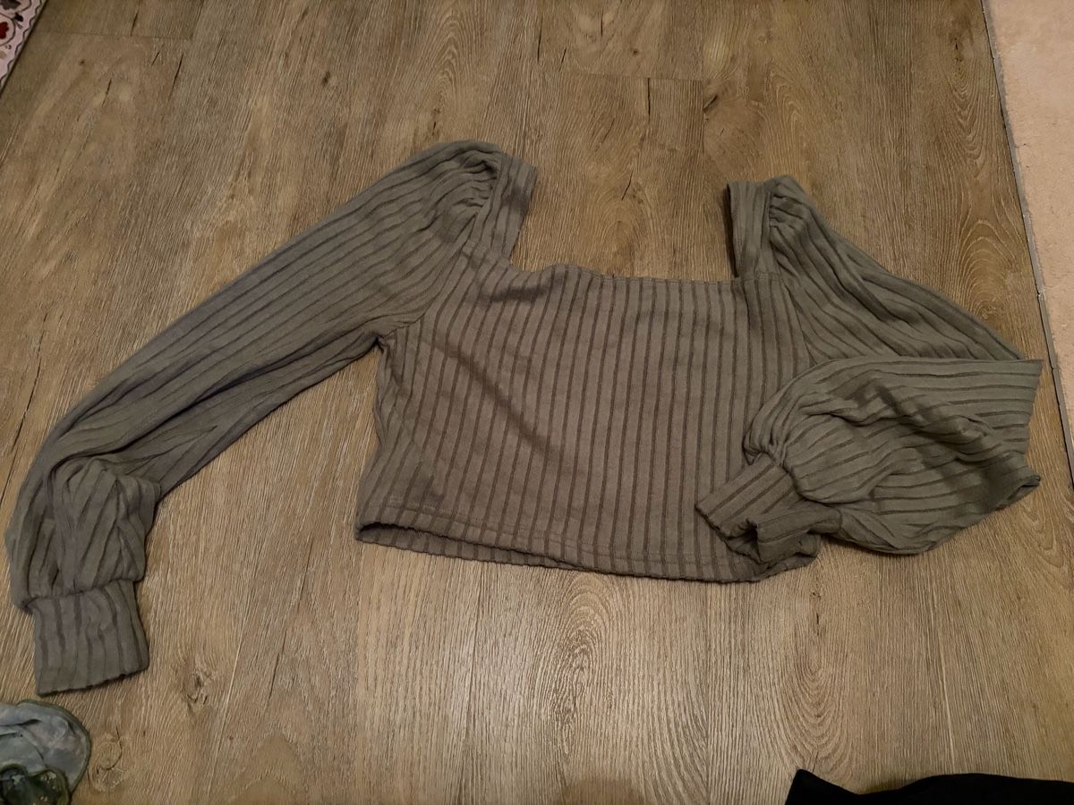 Shein Maglioni & Felpe: Damen Pullover gerippt oliv mit Puffärmeln neuwertig – Usato da Frenkendorf venduto da lrhggrty 1
