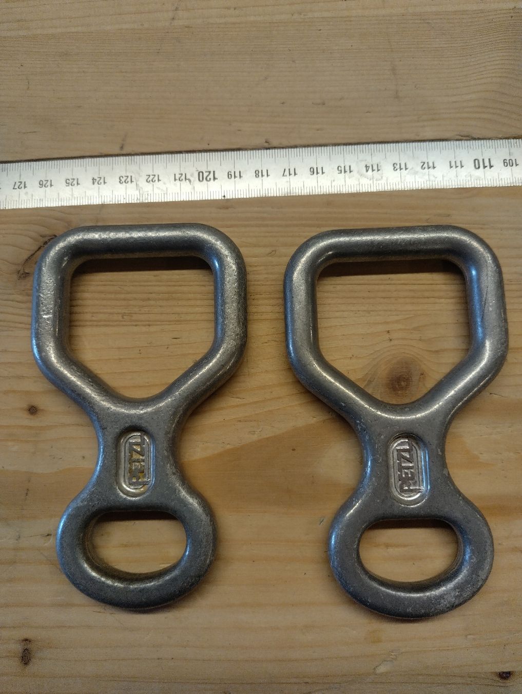 Matériel de grimpe: 2x Petzl Abseilachter – D'occasion à Buchackern par flubua