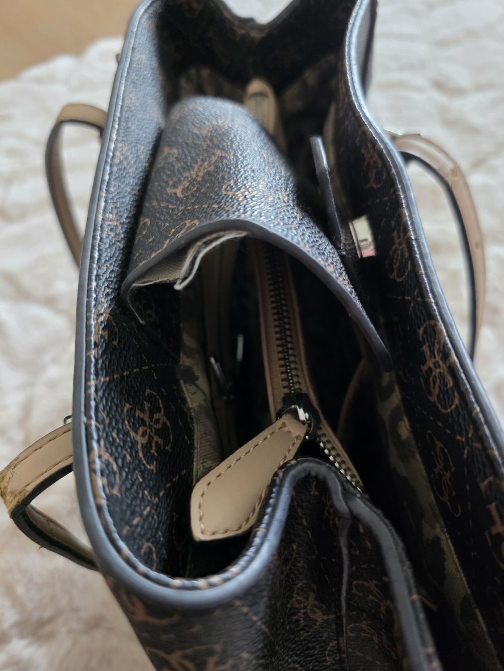 Guess Taschen für Damen: Guess Handtasche braun mit Logo Muster – Gebraucht aus Eggenwil von Schramy 5
