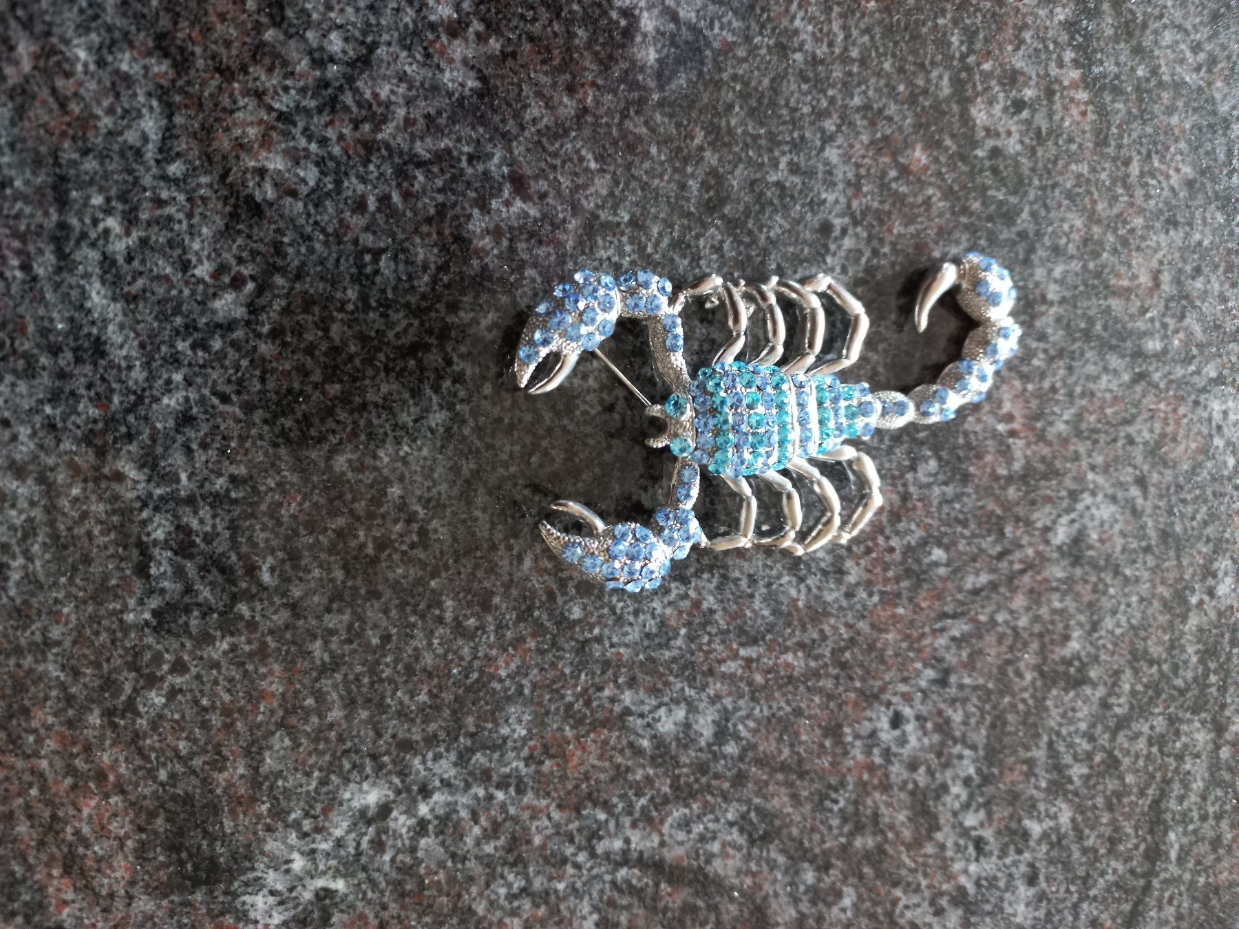 Broschen & Nadeln: Skorpion Brosche blau Strass funkelnd neuwertig – Gebraucht aus Kaufdorf von EdelmannPaPrintGmbH