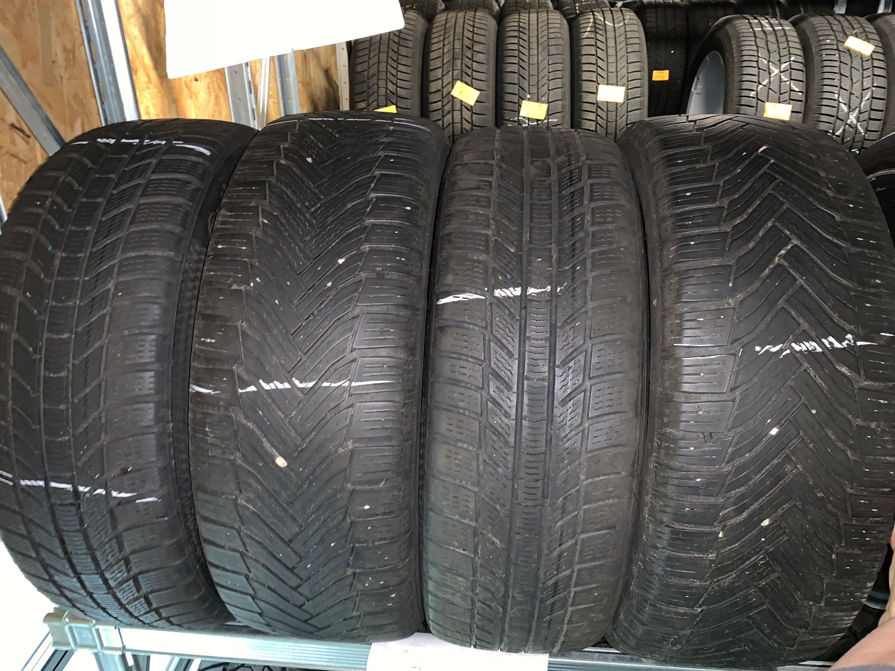 Volkswagen Pneumatici & Ruote complete: 4 Kompletträder mit Winterreifen – Usato da Fischenthal venduto da inf_k2jf 4