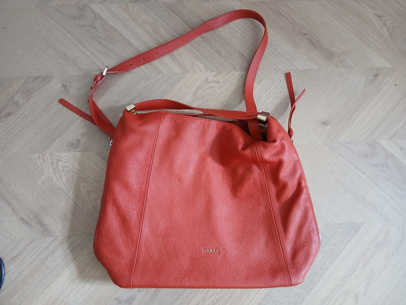Furla Borse da donna: Furla Red Leather Bag Larger Size – Nuovo (secondo la descrizione) da Wil SG venduto da tre_g2l7