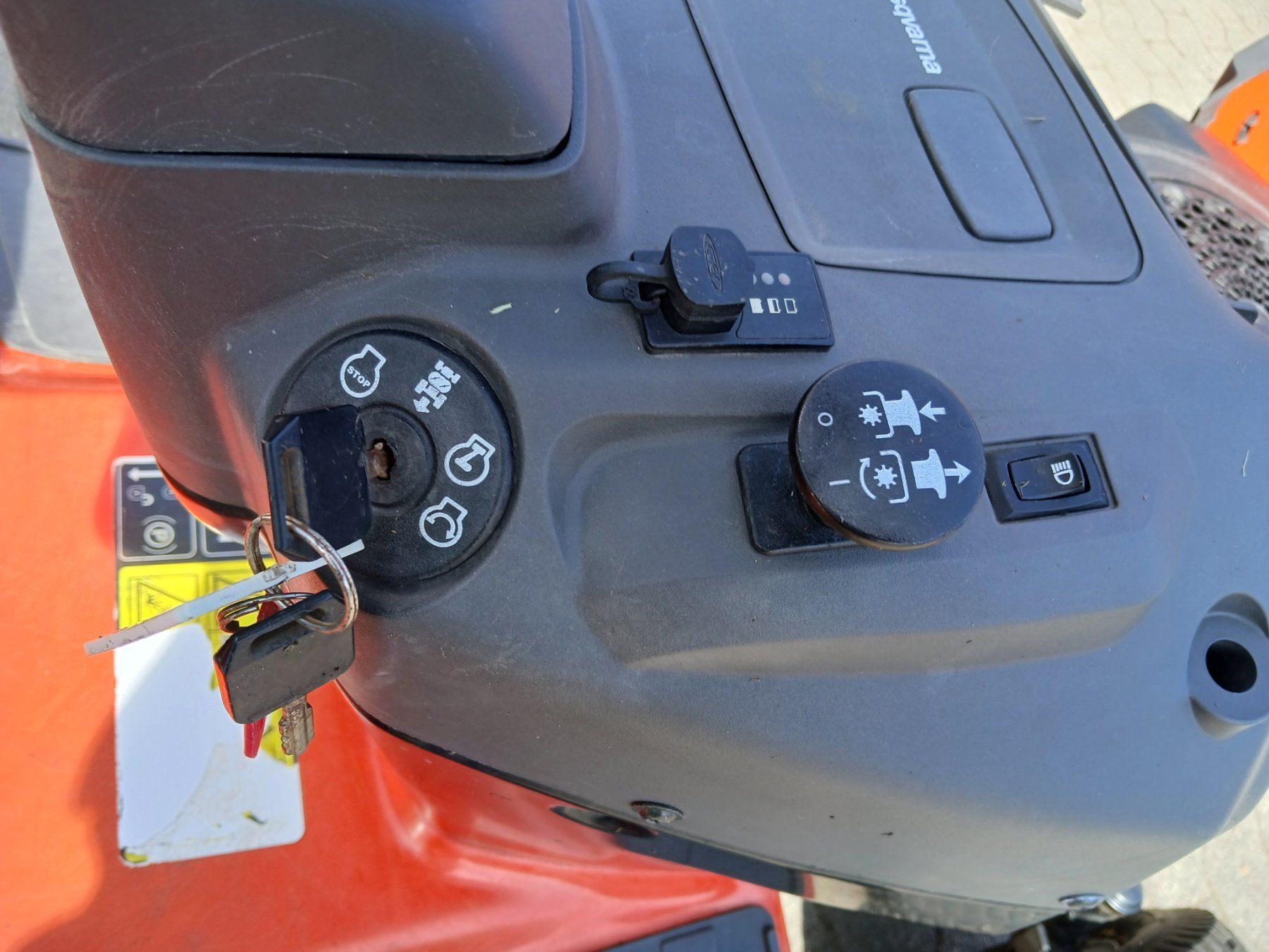 Husqvarna Rasenmäher: Rasentraktor Husqvarna CTH174 – Gebraucht aus Münchenwiler von Zellerbarbara 6