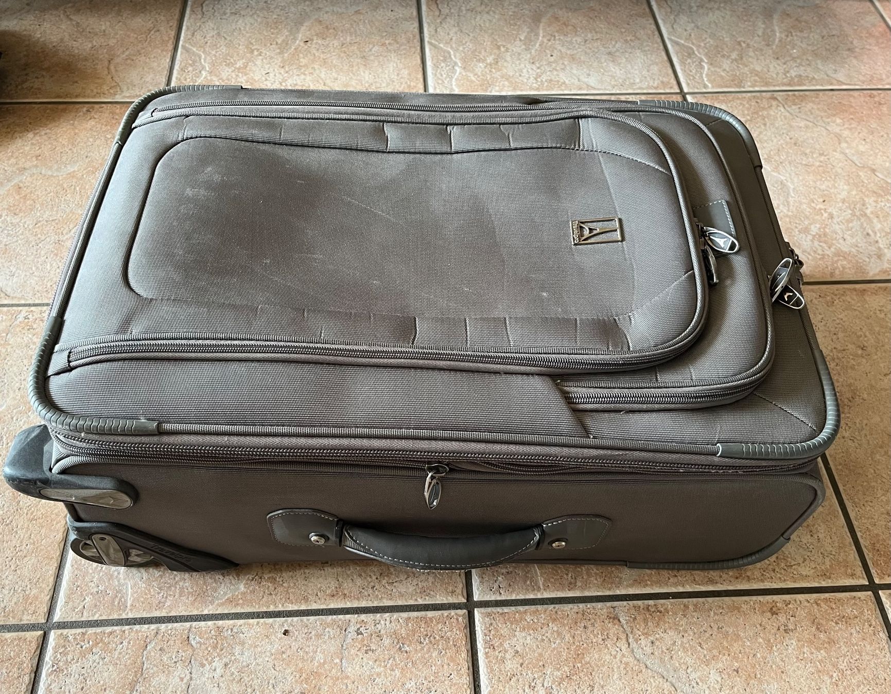 Valigie: Travelpro Rolling Suitcase – Usato da Leysin venduto da thedude3 1