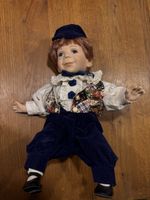 Poupée garçon en porcelaine