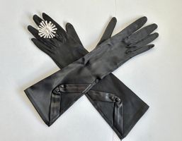 Schwarze Vintage Abend Satinhandschuhe France mit Fingerring