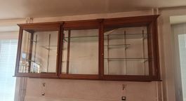 Vitrine murale  avec étagères en verre très bon état