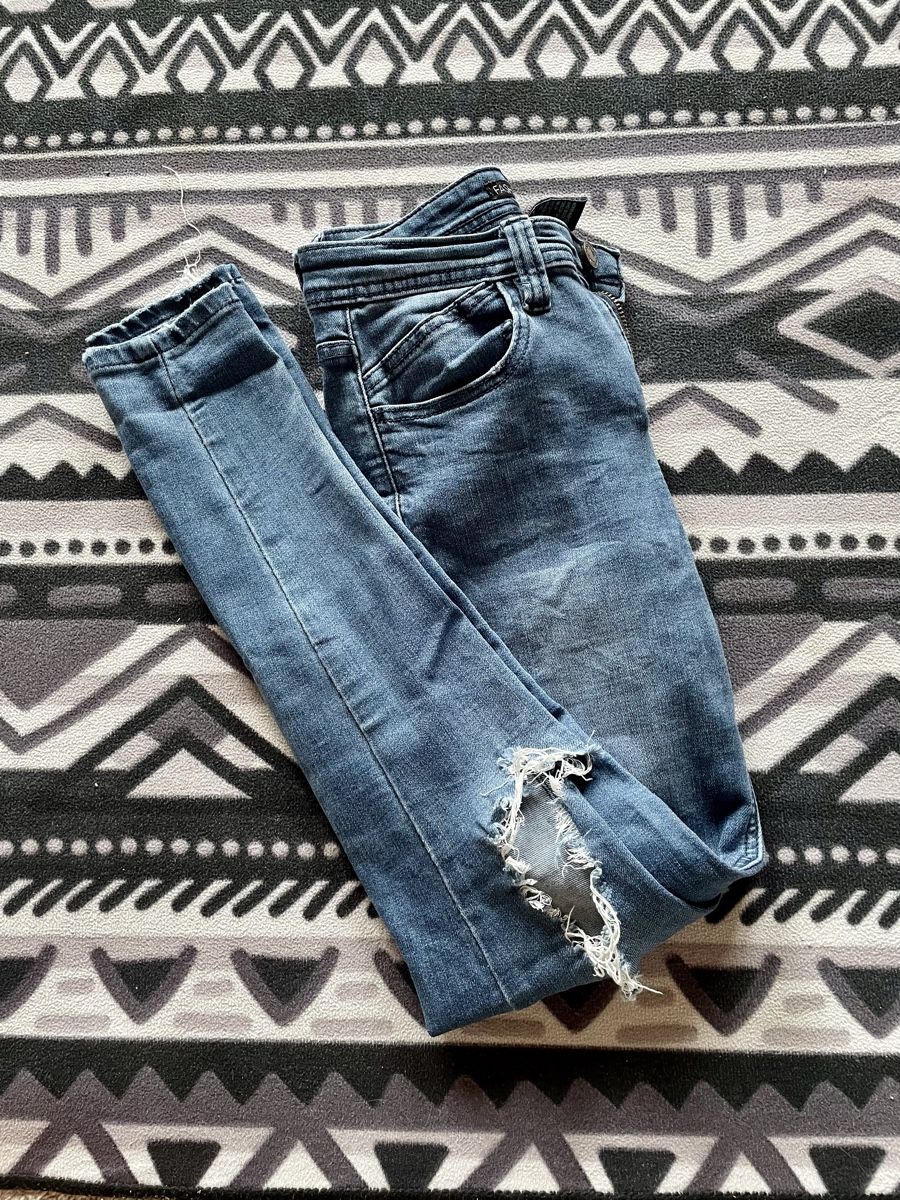 Jeans: Distressed Denim Jeans – Usato da Herisau venduto da Ciaoschein 2