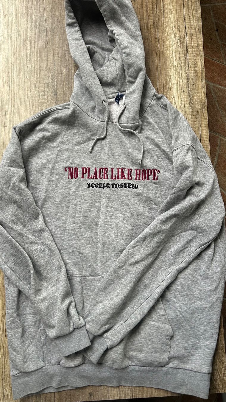 H&M Pullover & Sweatshirts: Grauer Hoodie Oversized Grösse XL – Gebraucht aus Basel von likeitbuyit