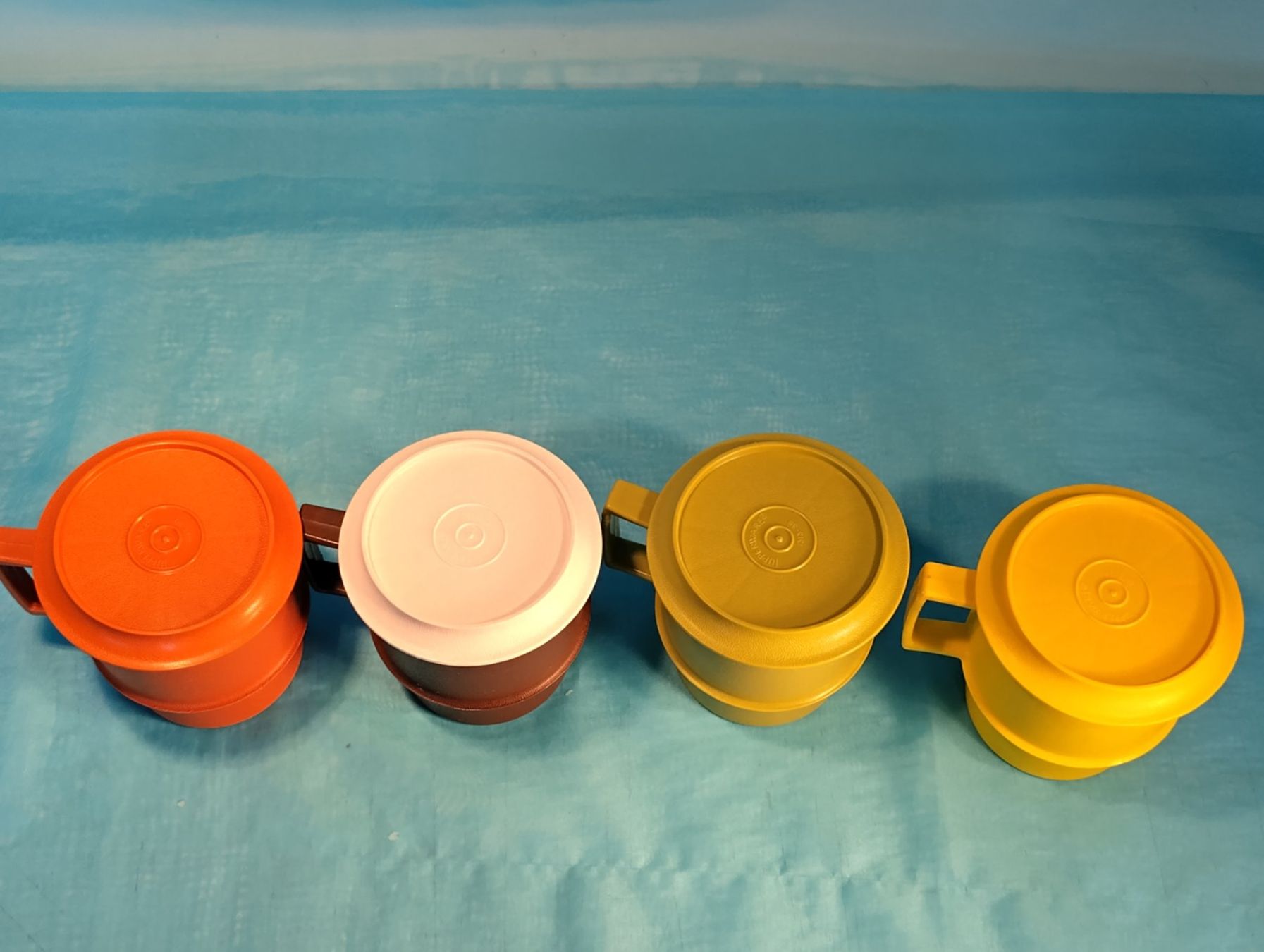 Tupperware Tazze: 4 Tupperware Becher mit Deckel, bzw. Untersetzer – Usato da Bellach venduto da JingleCherry 1