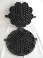 Altes Waffeleisen für 5 Waffeln, mit Rezeptaufschrift