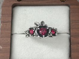 Bague ancienne fleurie avec pierres rouges!