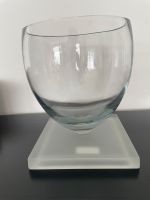 Zwei schöne, moderne Glasvasen auf quadratischem Fuss
