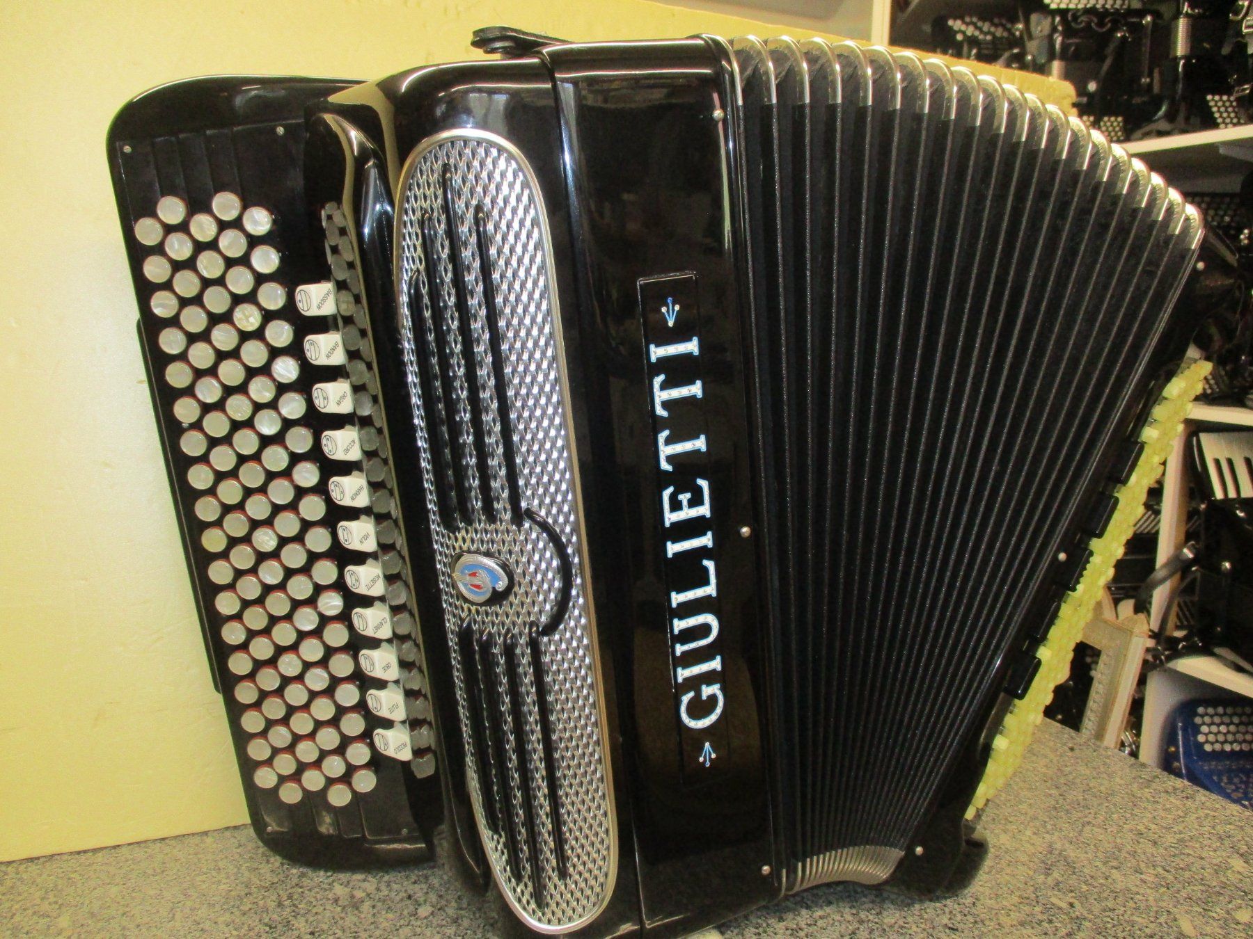 Strumenti musicali: Akkordeon Giulietti B-Griff Cassotto – Usato da Jegenstorf venduto da Oktavio 3