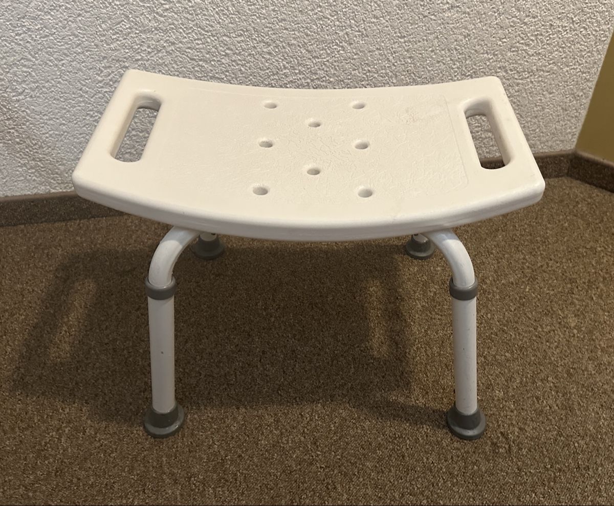 Hocker: Duschhocker weiss mit Griffen – Gebraucht aus Hedingen von kamarue