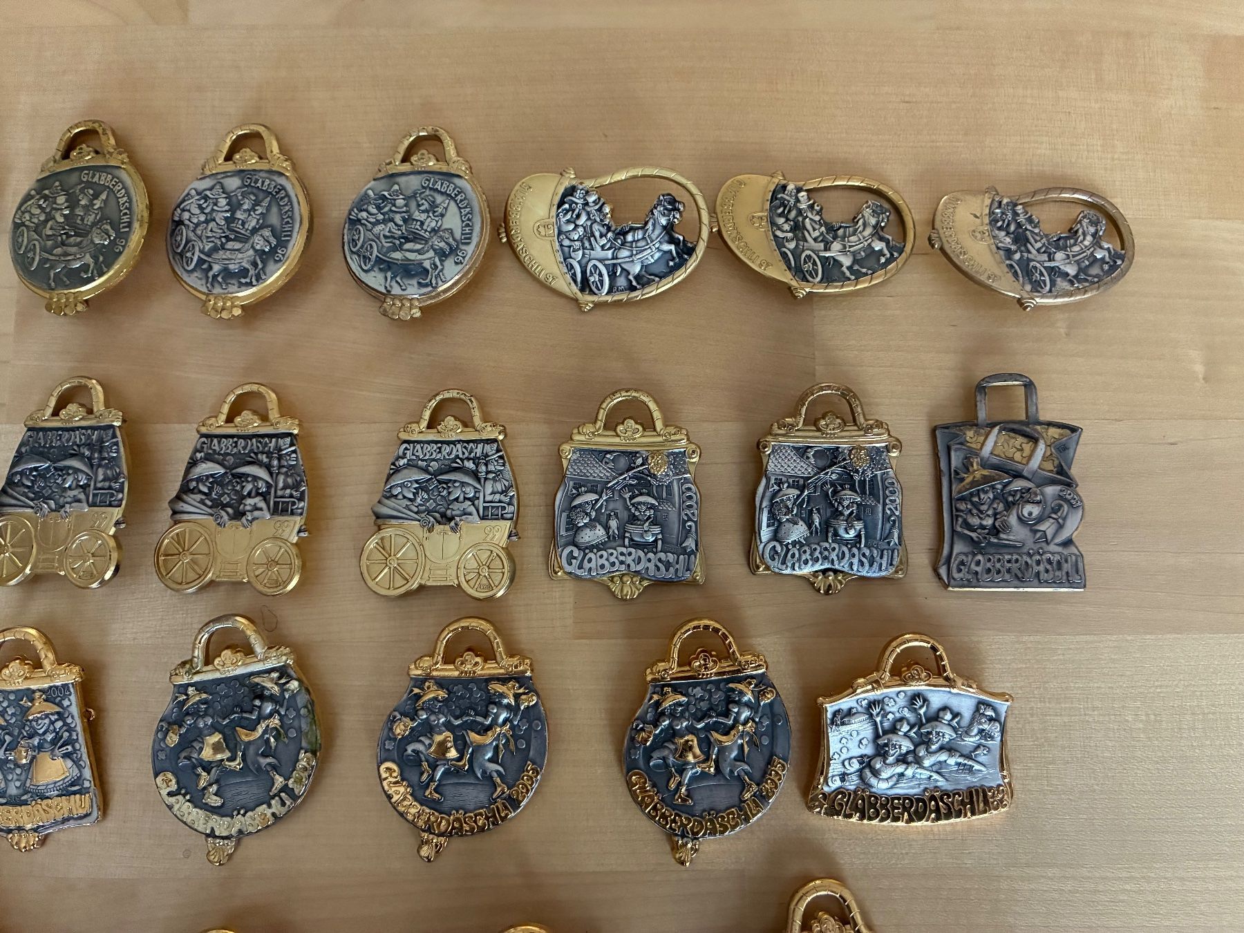 Placchette & Badge: 42 GLÄBBERDÄSCHLI-Plaketten – Usato da Riehen venduto da freestyle_buttons 3