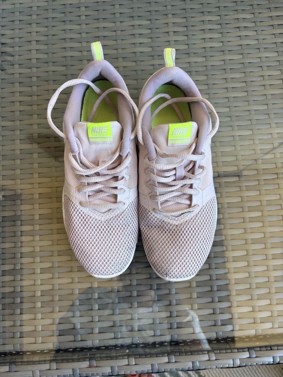 Chaussures femmes: Baskets Nike rose taille 37,5 – D'occasion à Genève par ste_k6dj 3