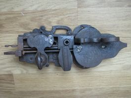 Antikes Türschloss geschmiedet