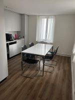 Tisch mit 5 Stühlen