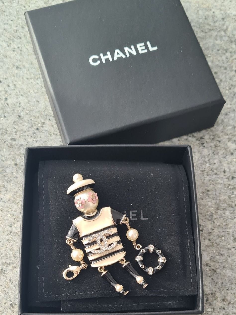 Chanel Spille & Fermagli: Seltene Chanel Brosche mit Rechnungscopie – Nuovo (secondo la descrizione) da Luzern venduto da annabelle25