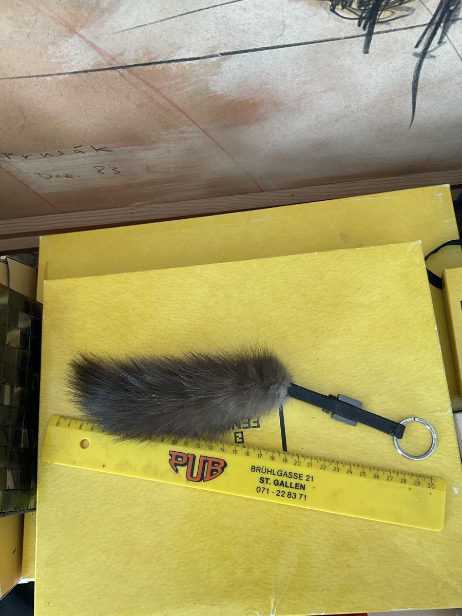 Fendi Schlüsselanhänger & - bänder: Fendi Fur Charm Keychain Dark Grey Used   – Gebraucht aus St. Gallen von accessoriella 2