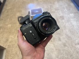 Analoge Filmkamera Zenit ET mit Helios MC 44M-6 Objektiv