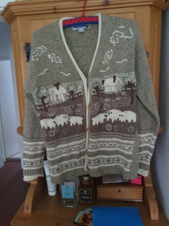 Wunderschöne Strickjacke Wolle bestickt Schafe Gr. 36/38