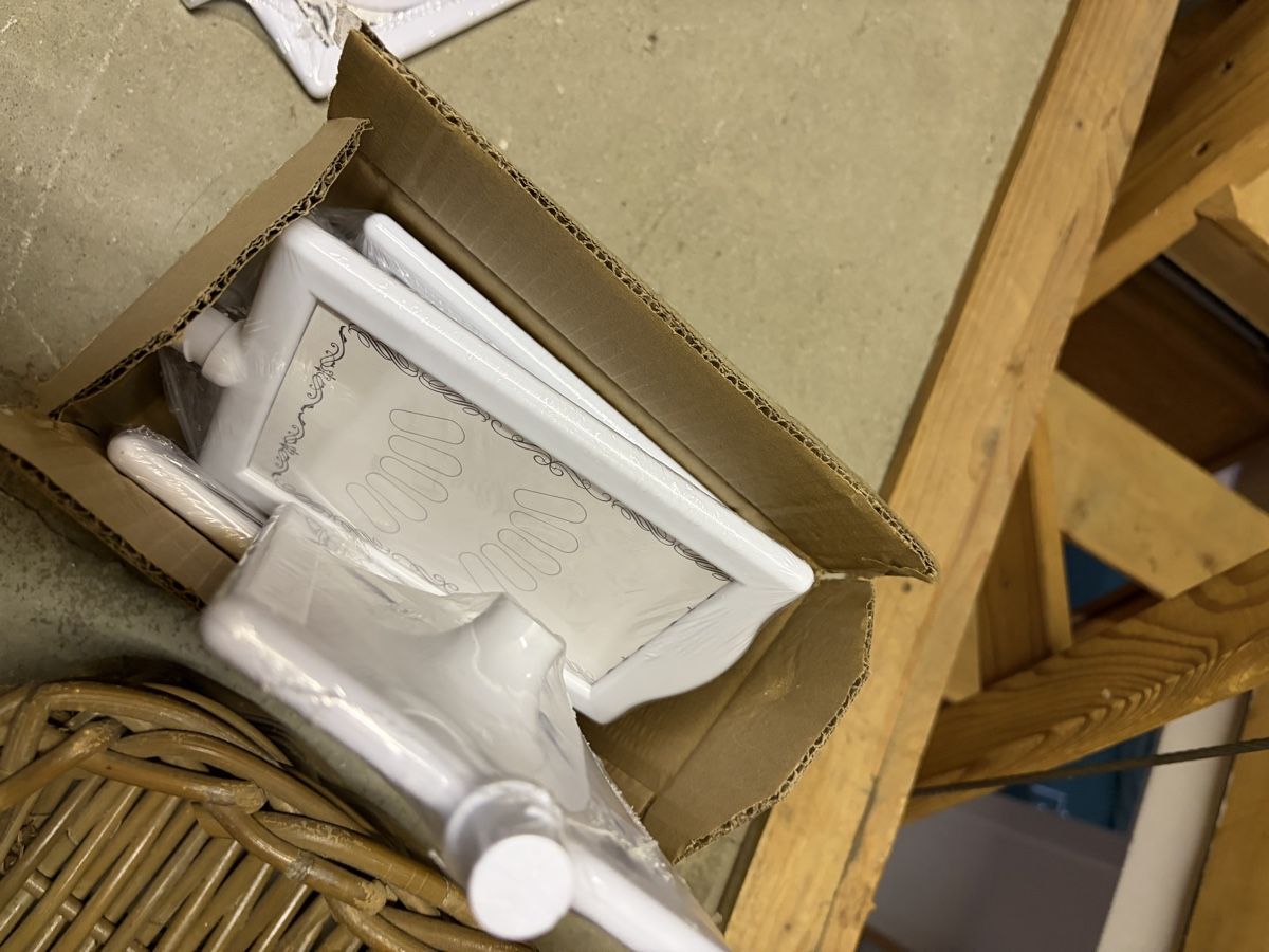 Wandhalterungen: 7 Tisch Kartenhalter weiss – Gebraucht aus Tagelswangen von Gizzmo..77